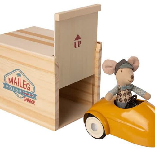 maileg muis in racewagen met garage geel