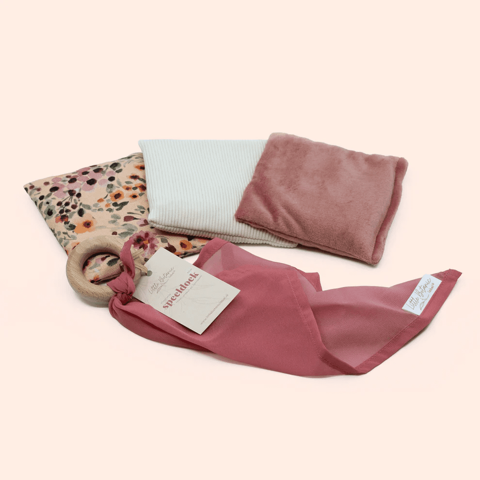 duurzaam kraamcadeau met pittenzakjes en speeldoek roze